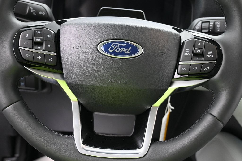 Ford Explorer Vehicle Full-screen Gallery Image 14