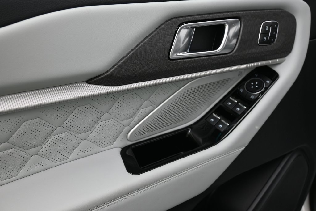 Ford Explorer Vehicle Full-screen Gallery Image 15