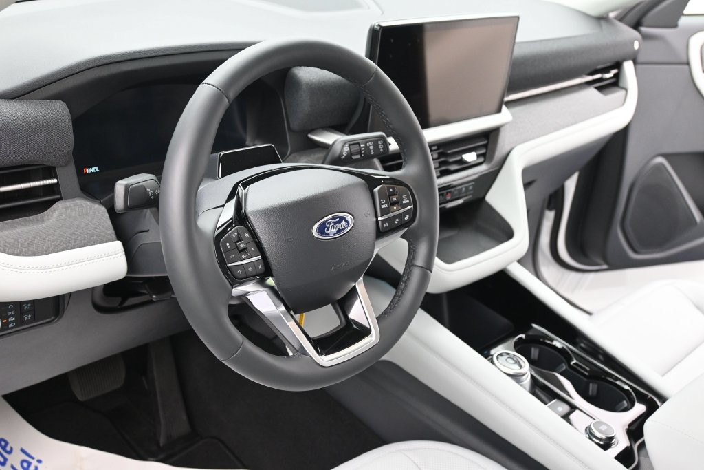 Ford Explorer Vehicle Full-screen Gallery Image 16