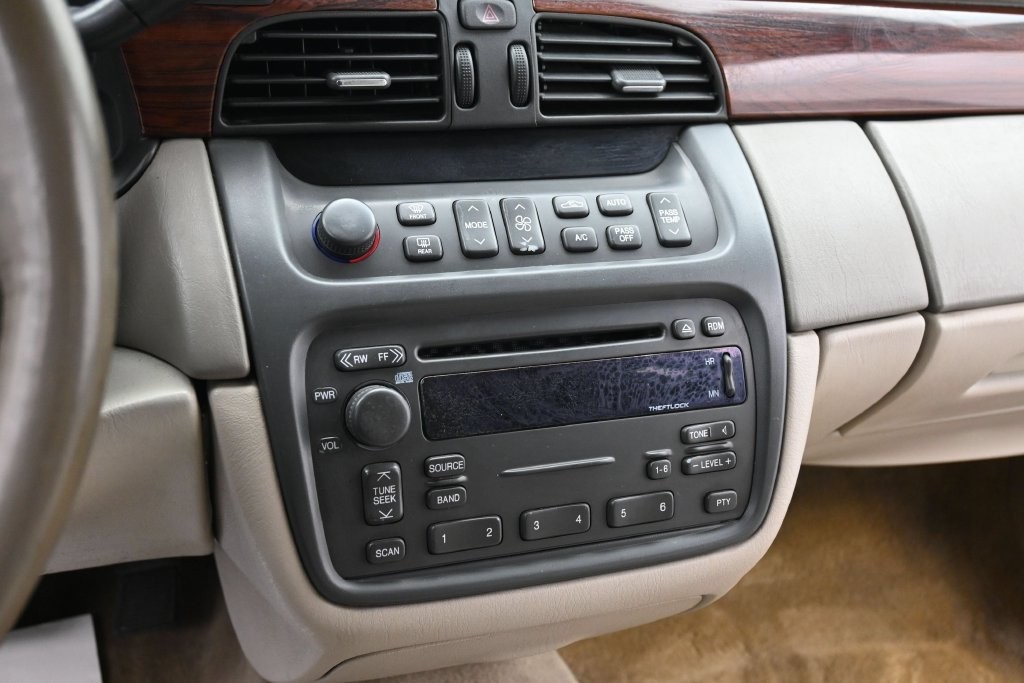 Cadillac DeVille Vehicle Full-screen Gallery Image 10