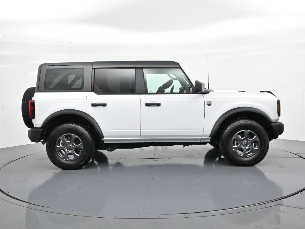 Ford Bronco Vehicle Full-screen Gallery Image 05