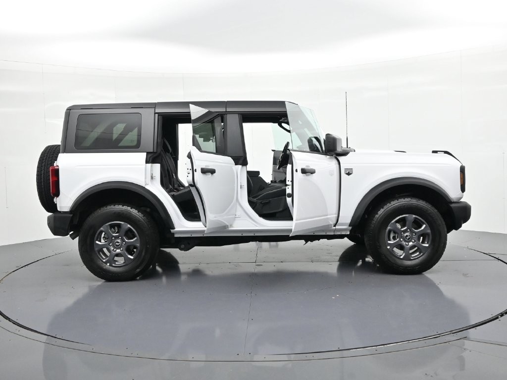Ford Bronco Vehicle Full-screen Gallery Image 25