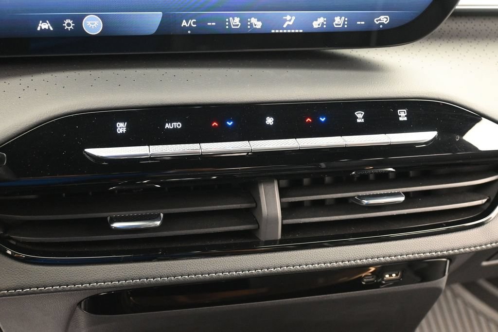 Buick Enclave Vehicle Full-screen Gallery Image 10