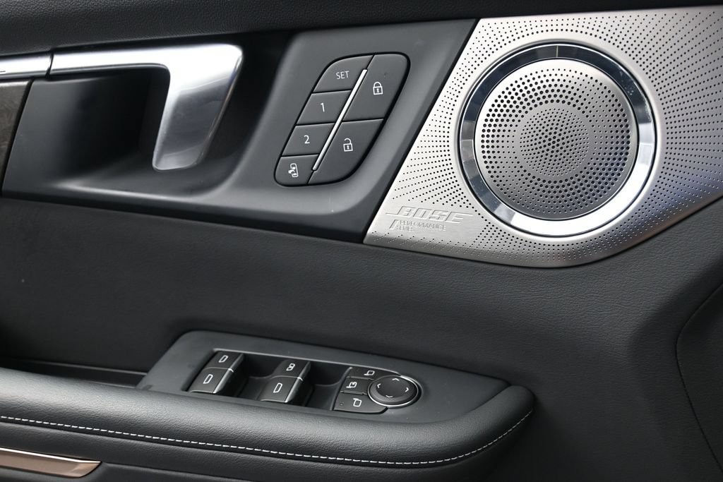 Buick Enclave Vehicle Full-screen Gallery Image 13