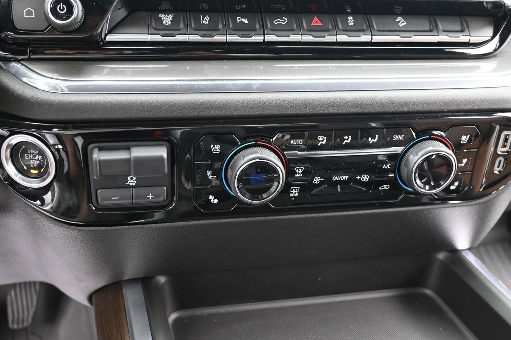 Chevrolet Silverado 3500HD Vehicle Full-screen Gallery Image 12