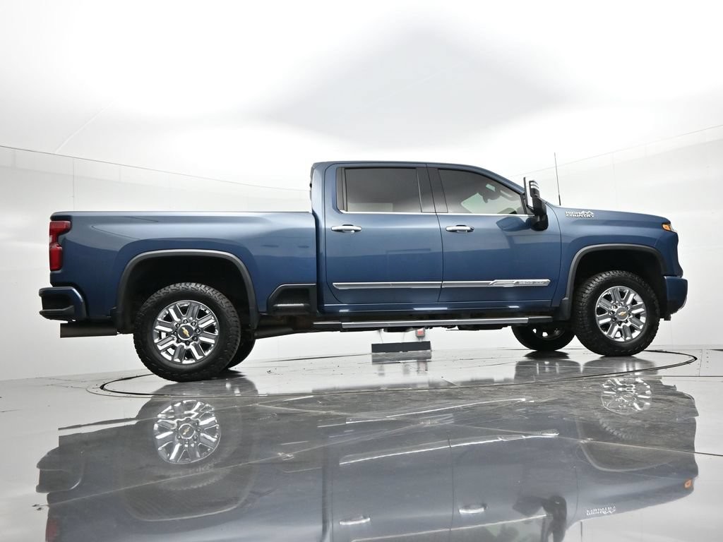 Chevrolet Silverado 3500HD Vehicle Full-screen Gallery Image 22
