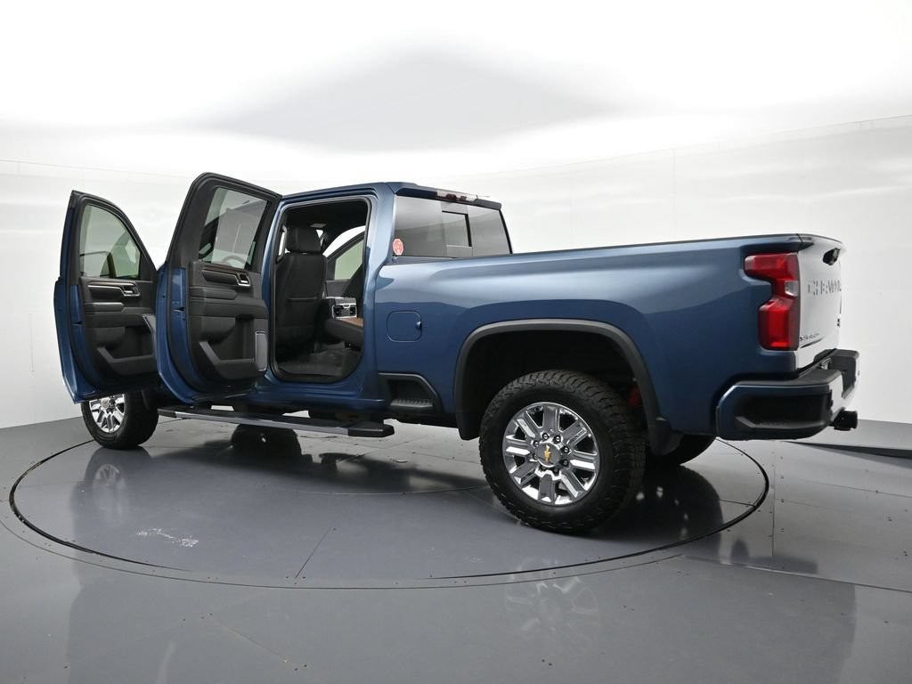 Chevrolet Silverado 3500HD Vehicle Full-screen Gallery Image 24