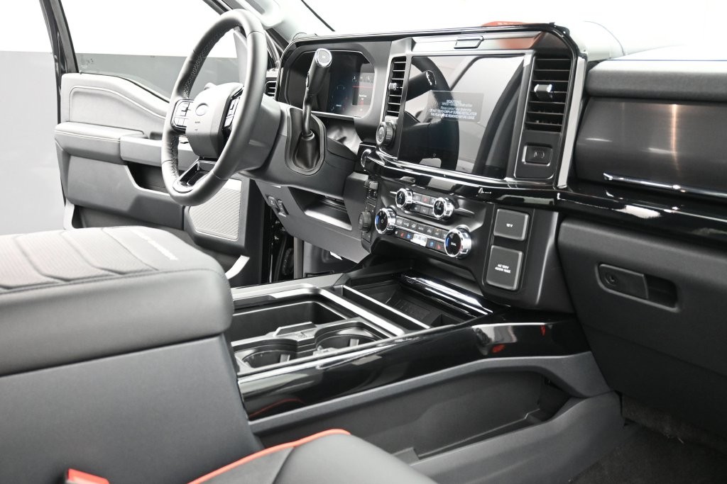 Ford F-250SD Vehicle Full-screen Gallery Image 11