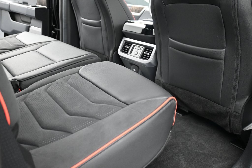 Ford F-250SD Vehicle Full-screen Gallery Image 12