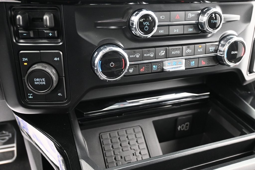 Ford F-250SD Vehicle Full-screen Gallery Image 14