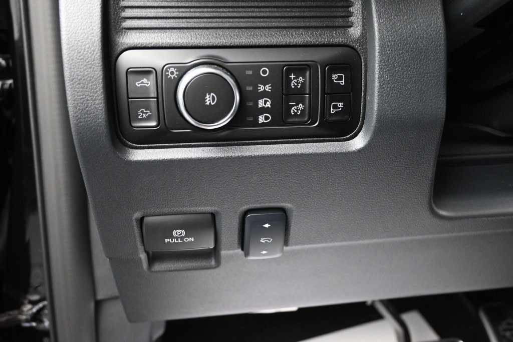 Ford F-250SD Vehicle Full-screen Gallery Image 18