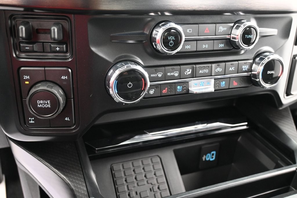 Ford F-250SD Vehicle Full-screen Gallery Image 12