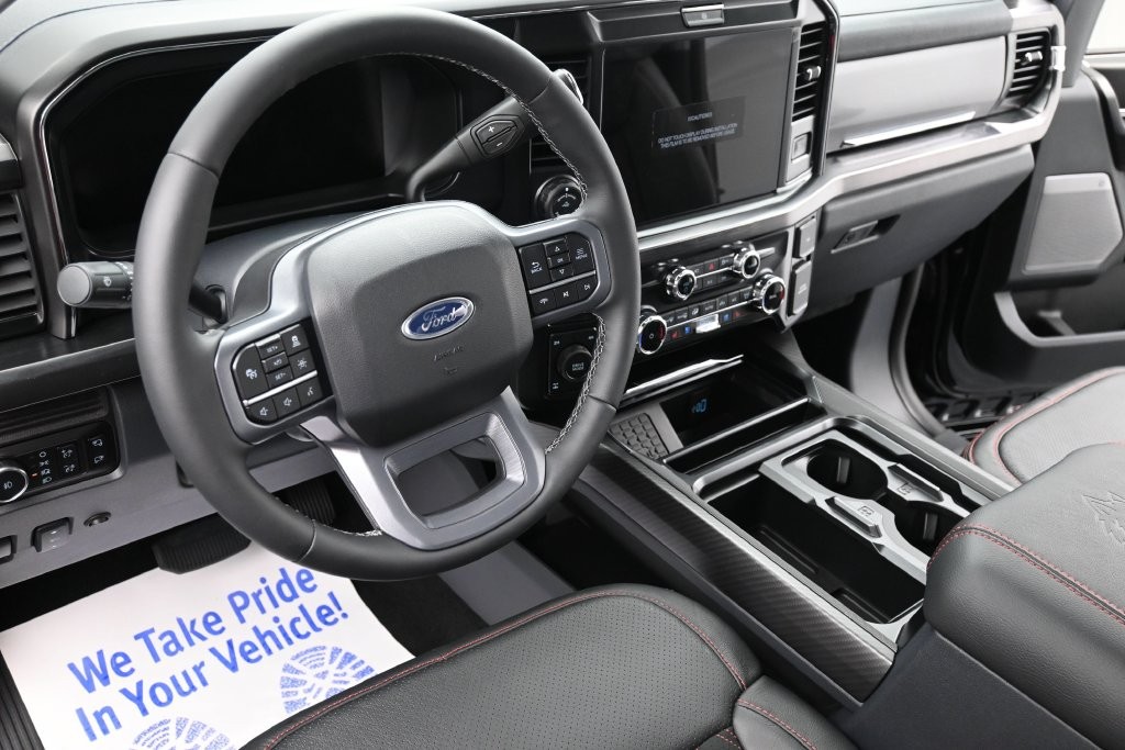 Ford F-250SD Vehicle Full-screen Gallery Image 16