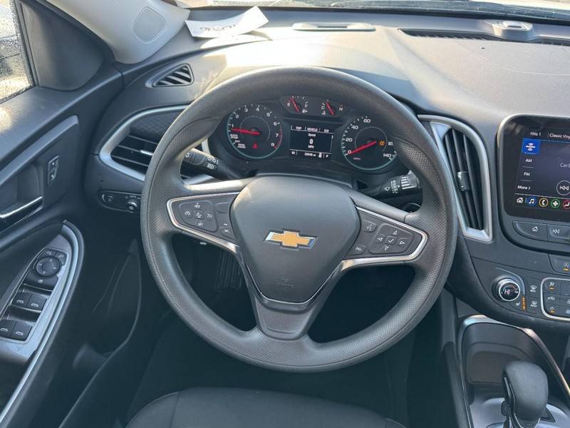 Chevrolet Malibu Vehicle Image 12