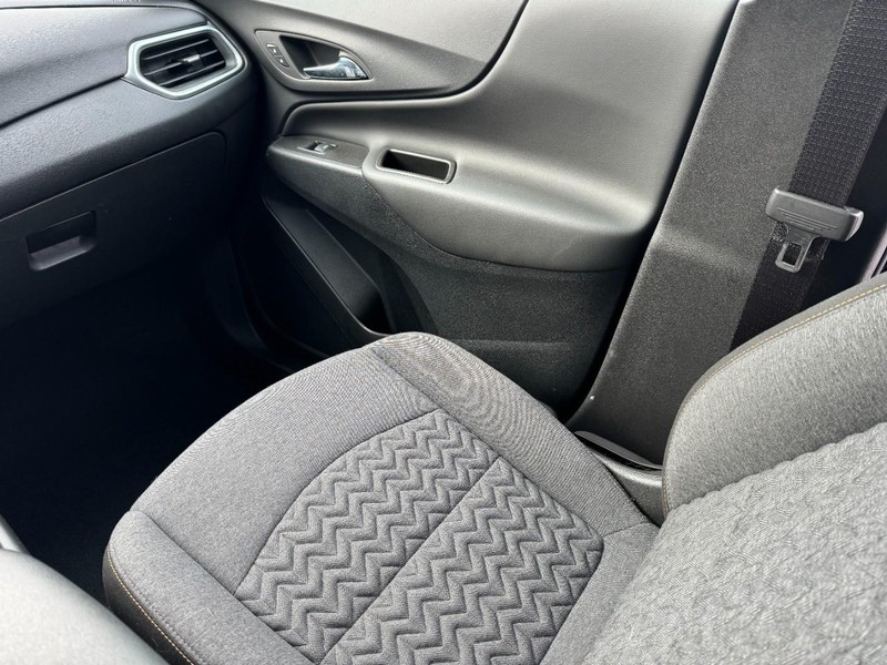Chevrolet Equinox Vehicle Image 15