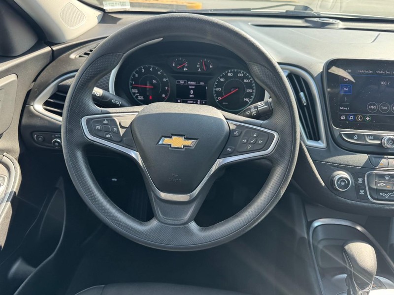 Chevrolet Malibu Vehicle Image 12