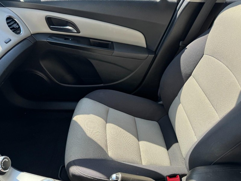 Chevrolet Cruze Vehicle Image 13