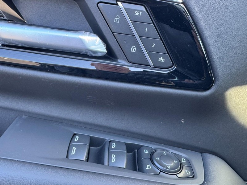 Chevrolet Suburban Vehicle Image 09