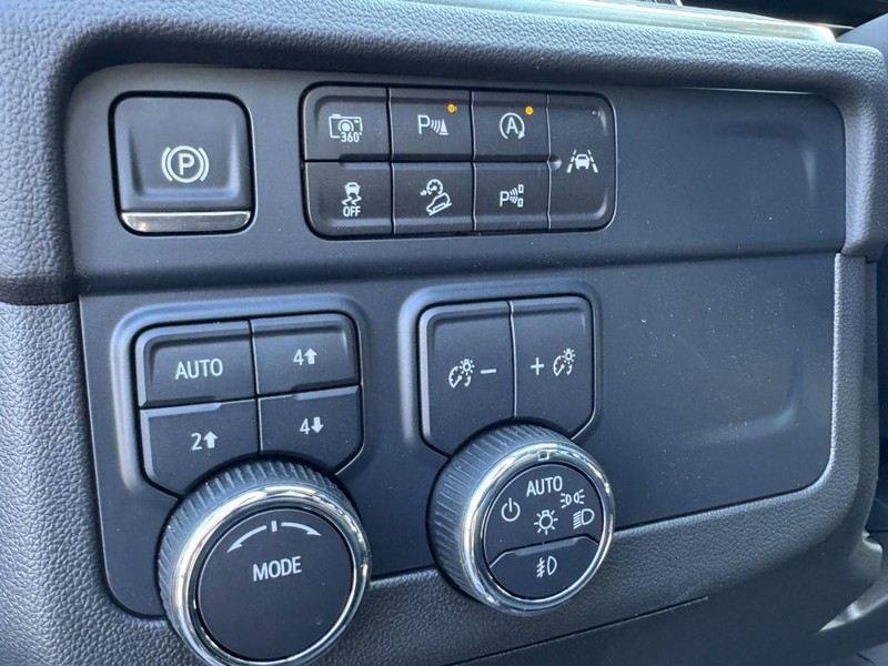 Chevrolet Suburban Vehicle Image 10