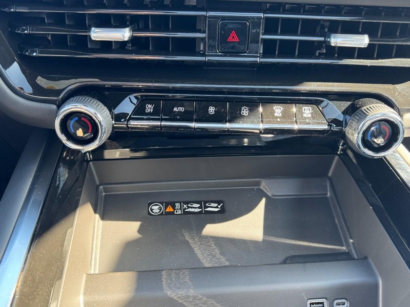 Chevrolet Suburban Vehicle Image 13