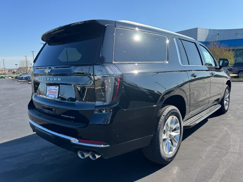 Chevrolet Suburban Vehicle Image 03