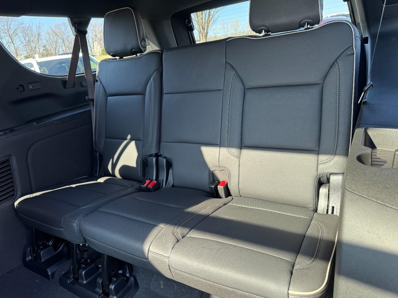 Chevrolet Suburban Vehicle Image 07