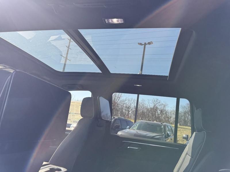 Chevrolet Suburban Vehicle Image 09