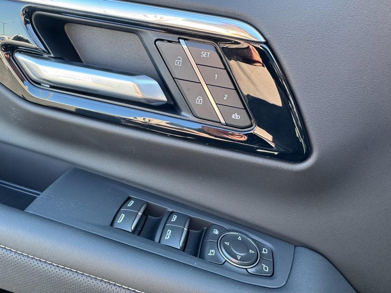 Chevrolet Suburban Vehicle Image 13