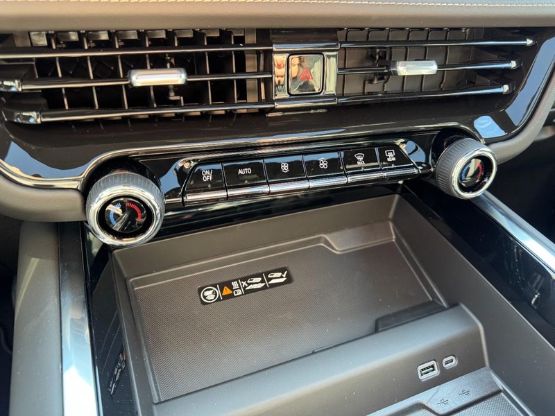 Chevrolet Suburban Vehicle Image 16