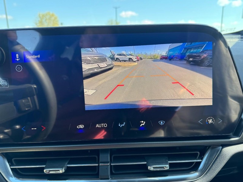 Chevrolet Equinox EV Vehicle Image 15