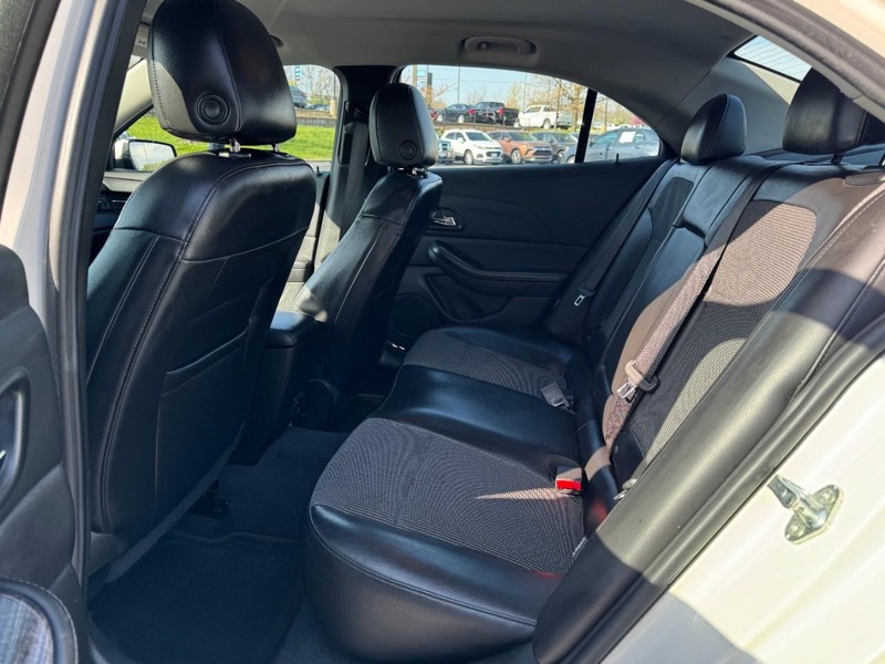 Chevrolet Malibu Vehicle Image 10