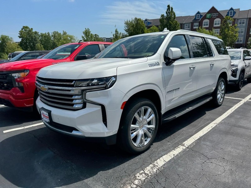 Chevrolet Suburban Vehicle Image 02