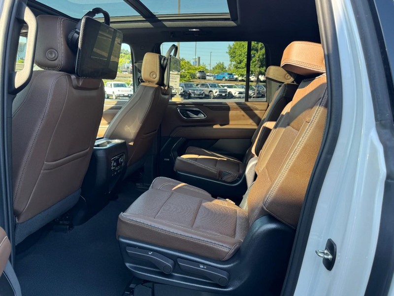 Chevrolet Suburban Vehicle Image 10