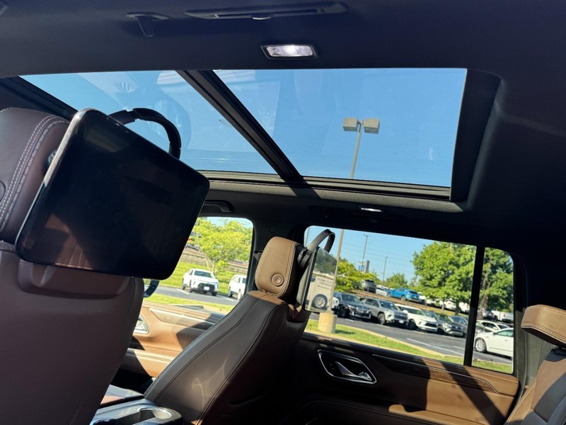 Chevrolet Suburban Vehicle Image 11