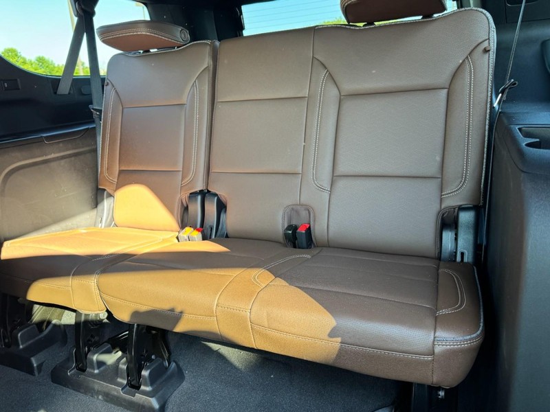 Chevrolet Suburban Vehicle Image 13