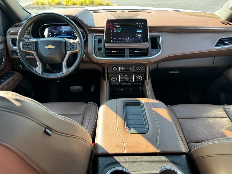 Chevrolet Suburban Vehicle Image 14