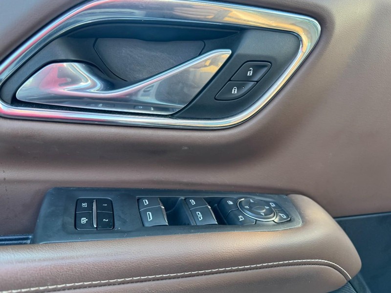 Chevrolet Suburban Vehicle Image 18
