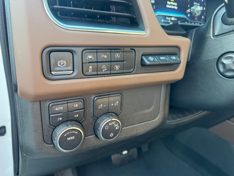 Chevrolet Suburban Vehicle Image 19