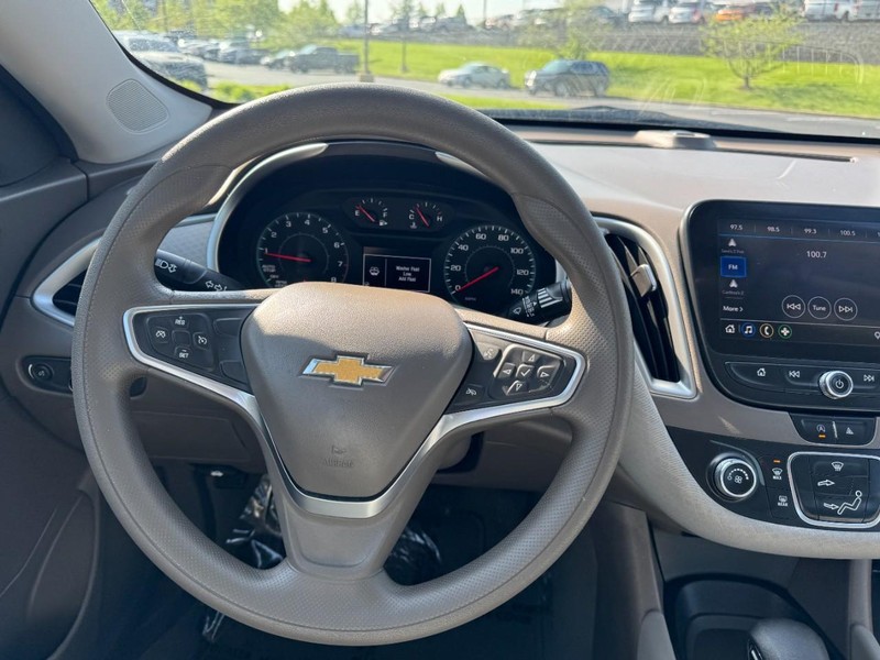 Chevrolet Malibu Vehicle Image 12