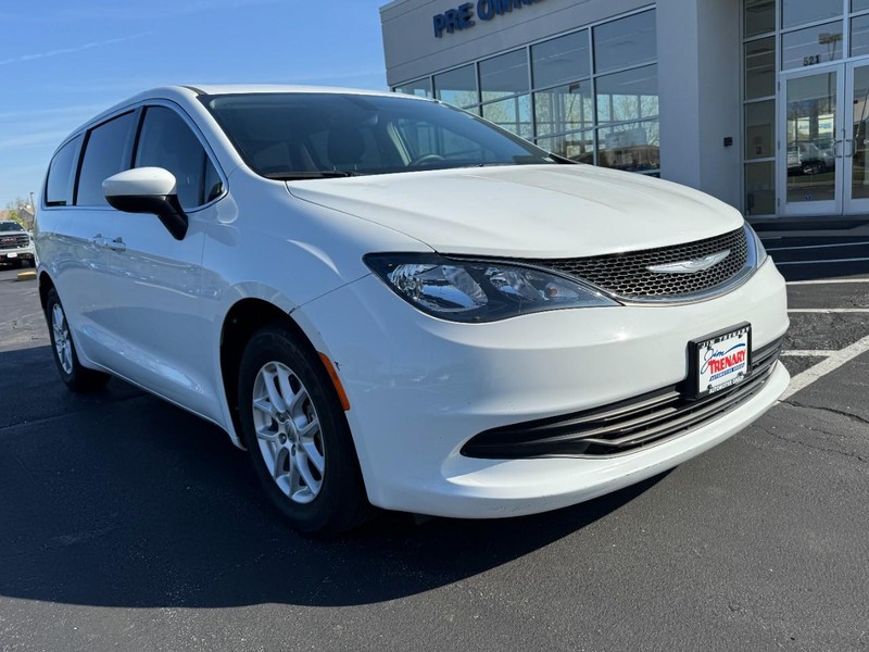 Chrysler Pacifica Vehicle Image 02