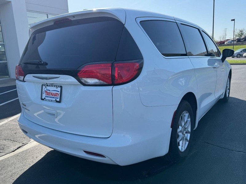 Chrysler Pacifica Vehicle Image 03