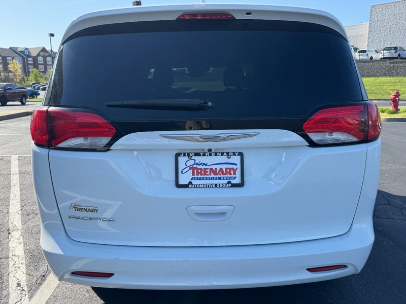 Chrysler Pacifica Vehicle Image 04