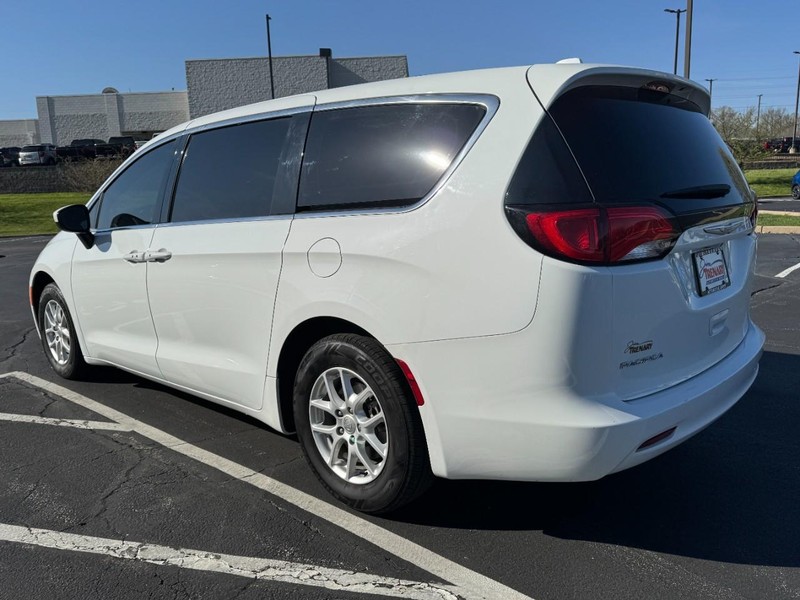 Chrysler Pacifica Vehicle Image 05