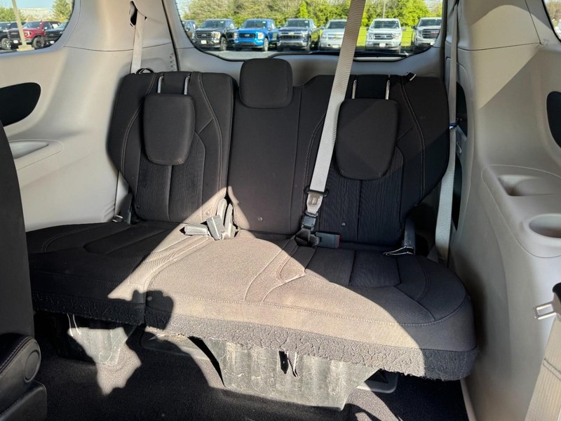Chrysler Pacifica Vehicle Image 10
