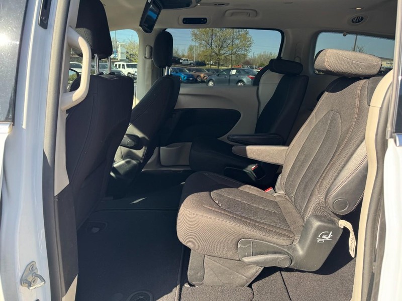 Chrysler Pacifica Vehicle Image 11