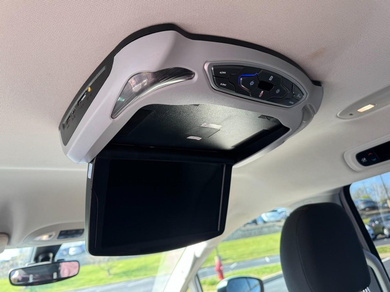Chrysler Pacifica Vehicle Image 12
