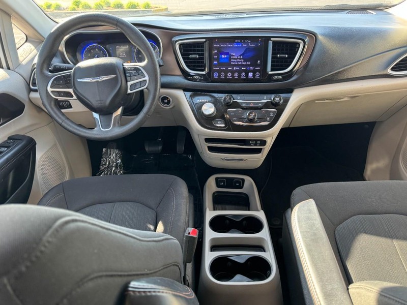 Chrysler Pacifica Vehicle Image 13