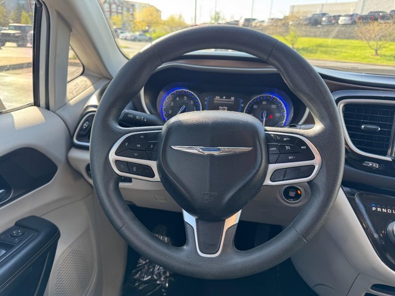 Chrysler Pacifica Vehicle Image 14