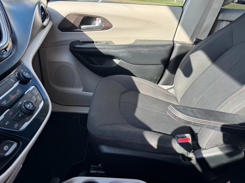 Chrysler Pacifica Vehicle Image 15