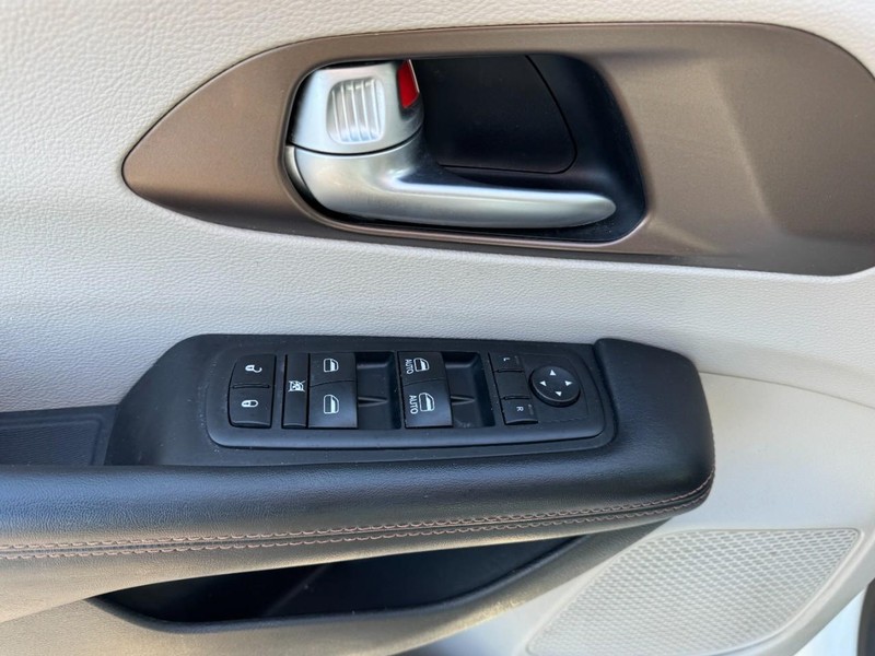 Chrysler Pacifica Vehicle Image 17